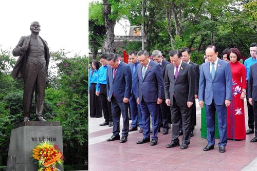 Dâng hoa kỷ niệm 106 năm Cách mạng Tháng Mười Nga