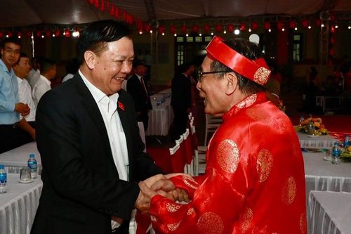 Bí thư Thành ủy Đinh Tiến Dũng chung vui Ngày hội Đại đoàn kết tại huyện Đông Anh