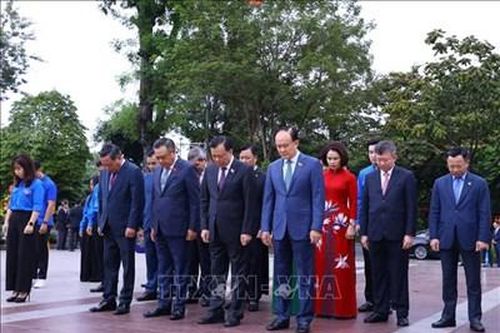 Lãnh đạo Hà Nội dâng hoa kỷ niệm 106 năm Cách mạng Tháng Mười Nga