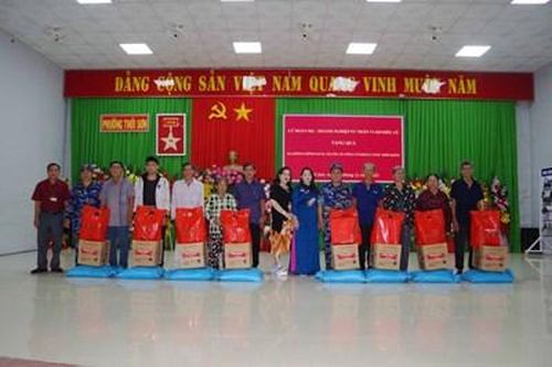 Lữ đoàn 962, Quân khu 9: Thăm, tặng quà Bà mẹ Việt Nam anh hùng và các gia đình chính sách
