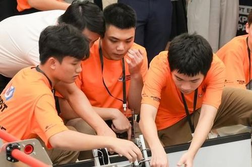 Giải đấu robot có khả năng vẽ tranh và làm việc sáng tạo, để chọn đội khu vực đại diện tranh tài toàn cầu