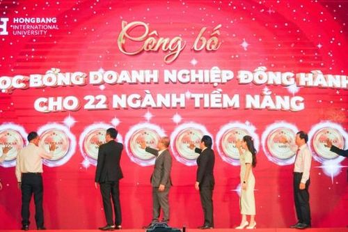 Trường đại học đầu tiên công bố học bổng tuyển sinh 2024