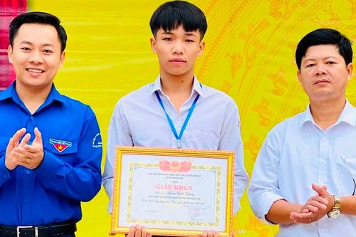 Khen thưởng học sinh dũng cảm cứu người trong lũ lụt