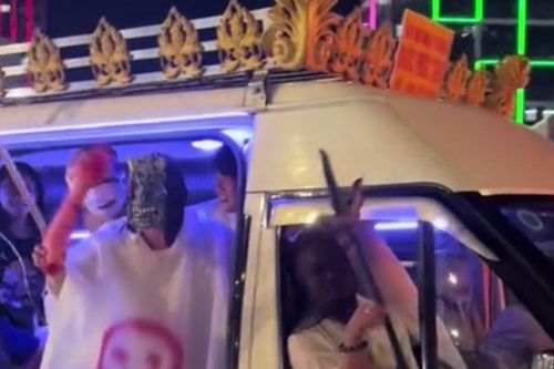 Phạt tiền nhóm người trên xe tang gây náo loạn phố đi bộ đêm Halloween