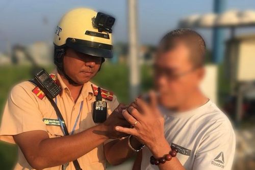 TP HCM: Nhiều tài xế bất ngờ khi bị đo nồng độ cồn từ sáng