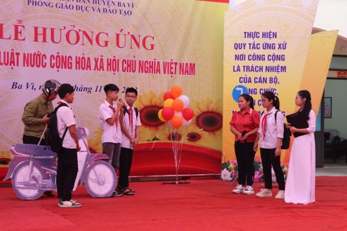 Học sinh Hà Nội tìm hiểu pháp luật về an toàn giao thông