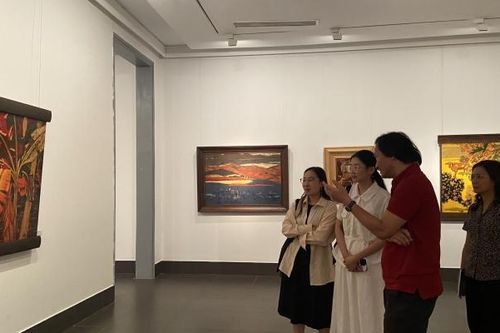 Họa sĩ Nguyễn Đình Tuyên mang cả làng quê Việt Nam vào hội họa
