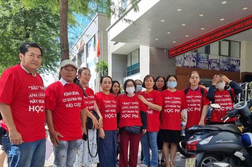Hàng trăm phụ huynh đến Sở GD&ĐT TP HCM tố 'Shark Thủy' nợ cả chục tỷ đồng không trả