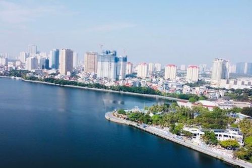 Ngắm vẻ đẹp yên bình, thơ mộng của Hồ Tây sau khi di dời tầu sắt và cá koi