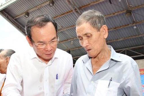 Bí thư TPHCM hứa giải quyết dứt điểm tồn đọng thủ tục đất đai của người dân trước 30/4/2025