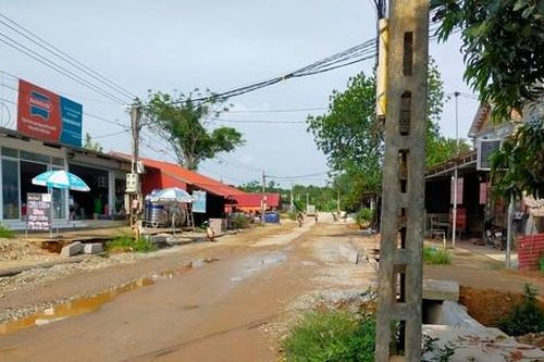Dự án đường gần 500 tỷ thi công ì ạch do vướng cột điện