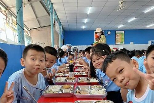 Hiệu trưởng phải gửi hình ảnh suất ăn của học sinh về Phòng GD&ĐT mỗi ngày