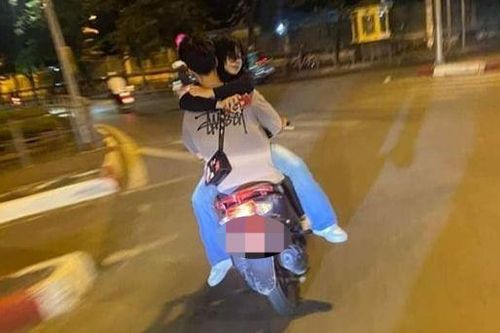 Nam sinh lớp 12 điều khiển xe máy chở bạn gái trong tư thế 'lạ'