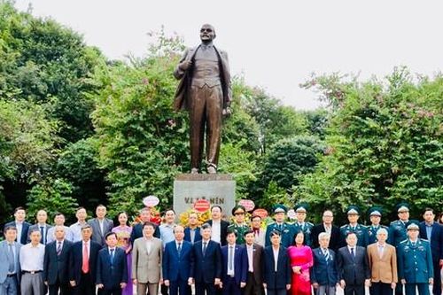 Nhiều đoàn đến đặt hoa tại tượng đài Lenin nhân kỷ niệm Cách mạng Tháng Mười