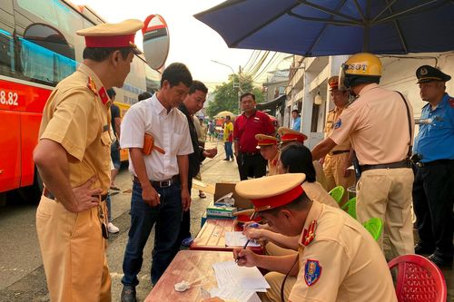 Đo nồng độ cồn, test ma túy hàng chục tài xế tại Bến xe Miền Tây