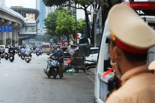 Xe máy đi ngược chiều đường Nguyễn Trãi gặp CSGT liền quay đầu hoặc dắt bộ