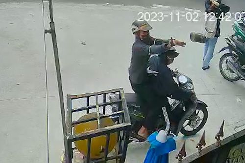 Nhà cụ bà liên tục bị tạt sơn, mắm tôm, nghi do cháu ngoại vay tiền dân xã hội