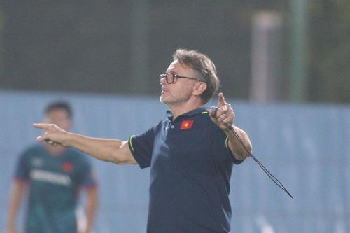 HLV Philippe Troussier thấp thỏm với chấn thương của Quế Ngọc Hải