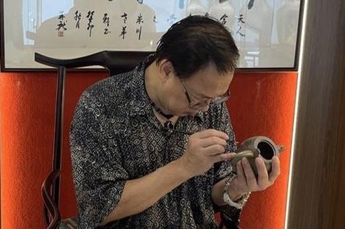 Họa sĩ Việt Nam đầu tiên thực hiện kỹ thuật vẽ men trực tiếp trên ấm tử sa
