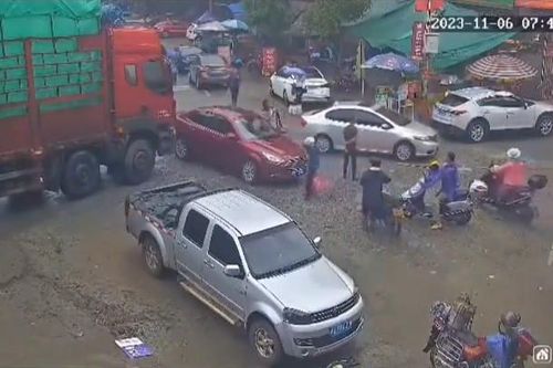 Đỗ ô tô giữa ngã 3 còn thách thức, xe con bị xe tải ủi xa hàng mét