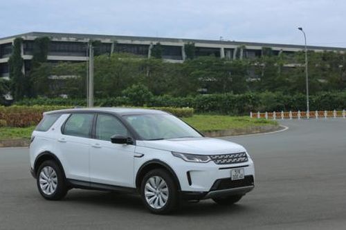 Land Rover VN cùng Vietcombank hỗ trợ gia đình Việt mua xe mới