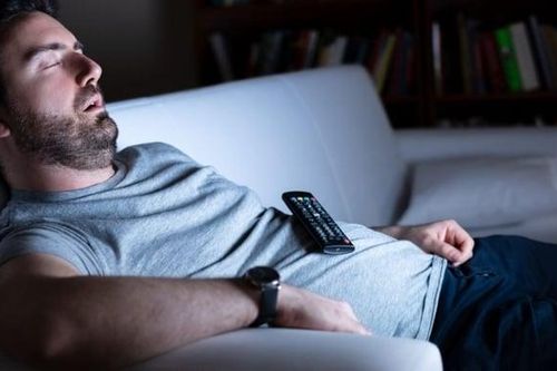 Bật tivi khi ngủ gây 4 nguy hại sức khỏe, làm gì để bỏ thói quen này?