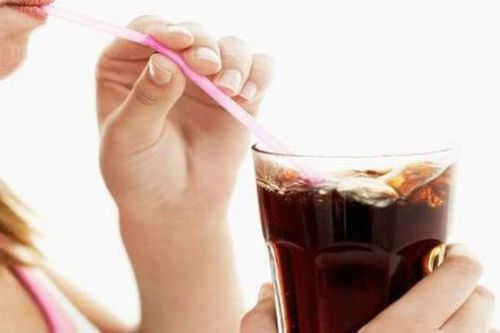 Ốm liệt giường vì không uống đủ 4 lít nước ngọt mỗi ngày
