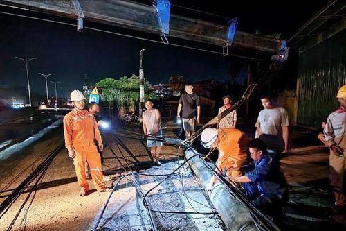Xe cứu thương mất lái tông gãy cột điện khiến ba người bị thương