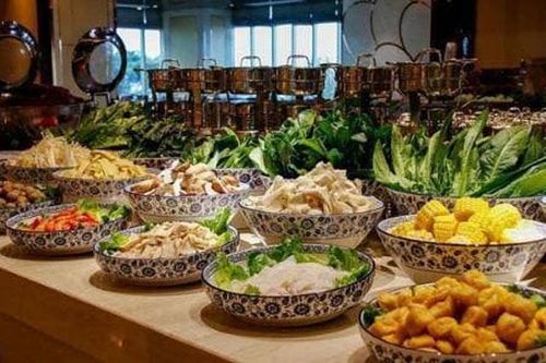 Tại sao buffet làm bạn cảm thấy no khi mới bắt đầu ăn được một chút? Nhân viên tiết lộ: ngay từ khi vào cửa đã bắt đầu 'bẫy' bạn
