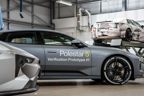 Polestar 5 được trang bị pin của công ty Hàn Quốc SK On, cung cấp phạm vi lái xe vượt trội