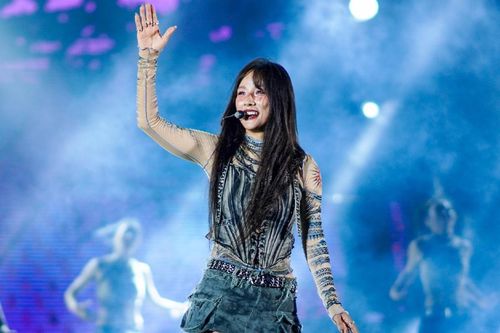 Lee Hyori gặp sự cố khi biểu diễn trên sân khấu Việt Nam, cách xử lý xứng tầm ngôi sao