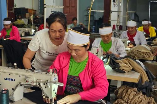Xưởng may gia công giúp phụ nữ dân tộc thiểu số không phải đi làm ăn xa