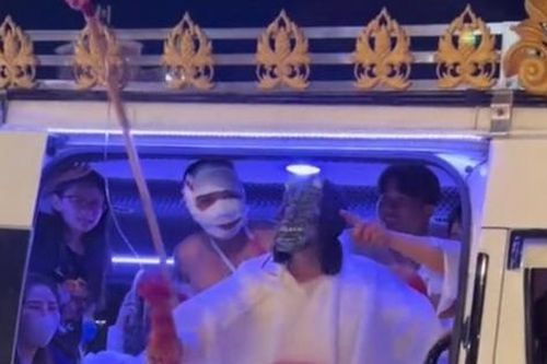 TPHCM: Phạt 8 người hóa trang 'ma quỷ' trên xe tang diễu phố đêm Halloween