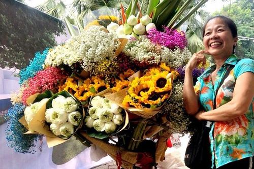 Nghề cho thuê hoa trên 'con phố sống ảo' Phan Đình Phùng