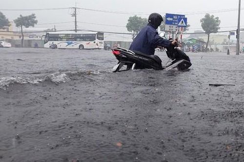 Đường phố thành sông, người Đà Nẵng bì bõm đẩy xe dưới mưa lớn