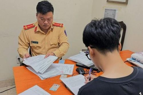 Xử lý nam sinh có hành vi đèo bạn gái với tư thế 'mặt đối mặt'