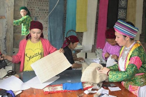 Điểm tựa cho những phụ nữ Mông miền biên viễn
