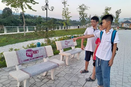 Hàng loạt ghế đá bị phun sơn quảng cáo cờ bạc