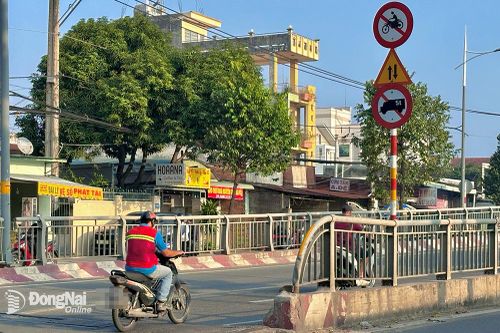 Xe máy chạy vào đường cấm: Thiếu chú ý hay bất chấp quy định