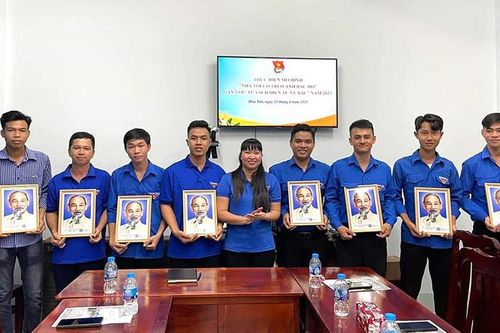 Lan tỏa mô hình 'Nhà tôi có treo ảnh Bác Hồ' gắn với 'Tủ sách điện tử về Bác'