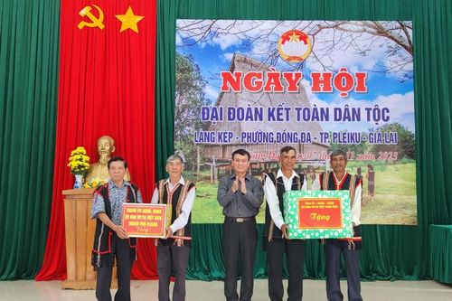 Bí thư Thành ủy Pleiku Trịnh Duy Thuân dự Ngày hội Đại đoàn kết toàn dân tộc tại làng Kép