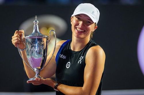 Chung kết WTA Finals: Swiatek chiến thắng thuyết phục, đòi lại ngôi hậu