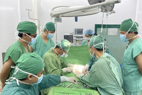 Phẫu thuật thành công cho bệnh nhi bị dị tật bẩm sinh cơ quan tiết niệu, xương khớp