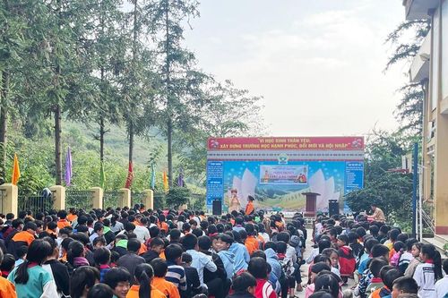 Tuyên truyền Luật Giao thông đường bộ cho hơn 500 học sinh xã Trung Chải (Sa Pa)