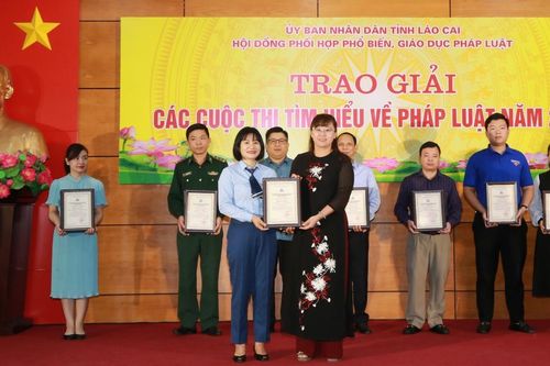 Trao giải các cuộc thi tìm hiểu về pháp luật năm 2023