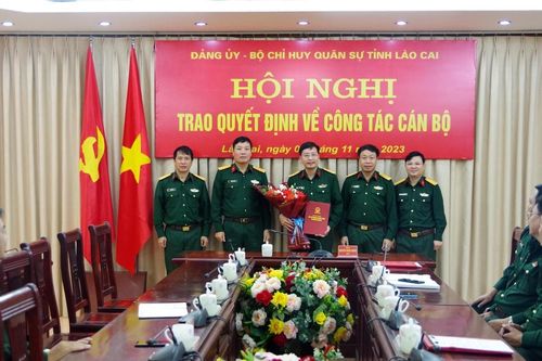 Đảng ủy Bộ Chỉ huy Quân sự tỉnh trao quyết định công tác cán bộ