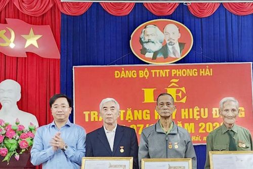 Bảo Thắng: 4 đảng viên được nhận Huy hiệu 60 năm tuổi Đảng