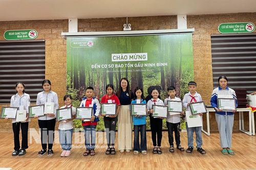 Trao giải Cuộc thi vẽ tranh 'Hạnh phúc của một chú Gấu'