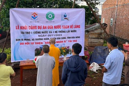 Ban Trị sự Phật giáo tỉnh Đắk Nông đưa nước sạch đến các điểm trường