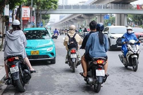 Người dân 'hồn nhiên' đi ngược chiều trong giờ cao điểm